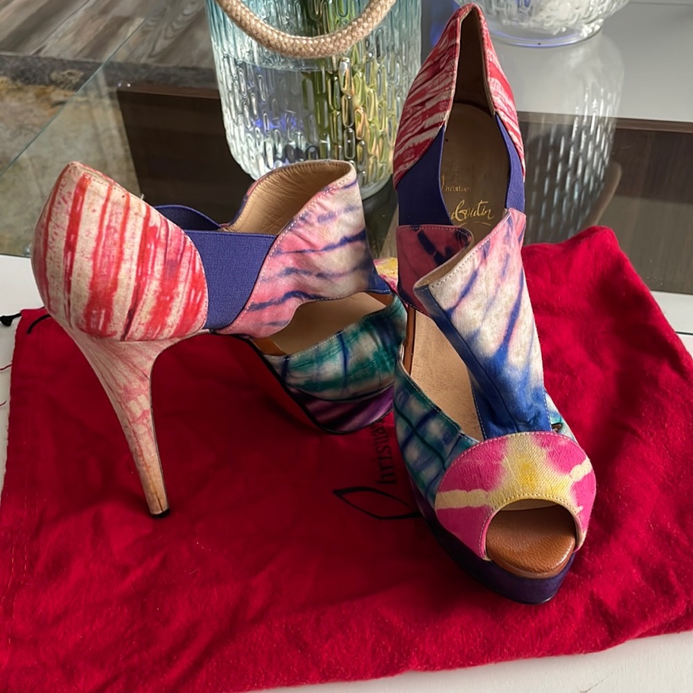 Christian Louboutin Pitou cutout bootie